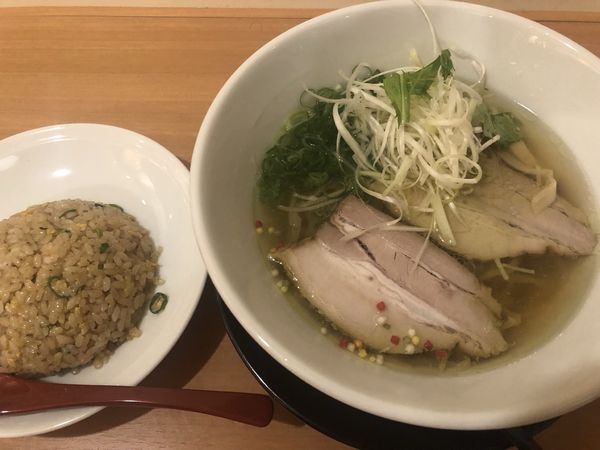 「金の塩＋半チャーハンセット（1000円）」@中村商店 京都拉麺小路店の写真