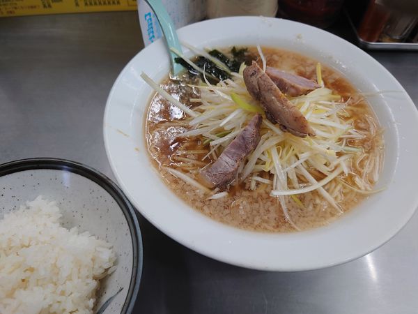 「ネギラーメン 750円＋半ライス130円」@ラーメンショップ ニューシャトル東宮原駅前店の写真