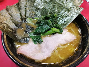 「ラーメン(730円)(かためちょい薄め)+のり(50円)」@家系総本山 ラーメン吉村家の写真