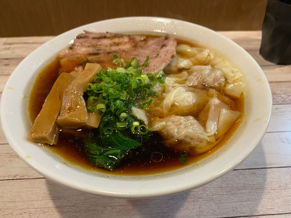 「鴨ワンタン(黒)」@世田谷中華そば 祖師谷七丁目食堂の写真