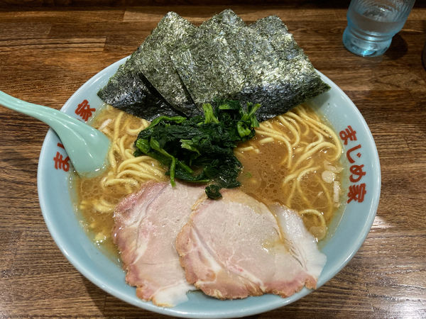 「豚骨醤油ラーメン　中　麺固め」@豚骨醤油ラーメン まじめ家の写真
