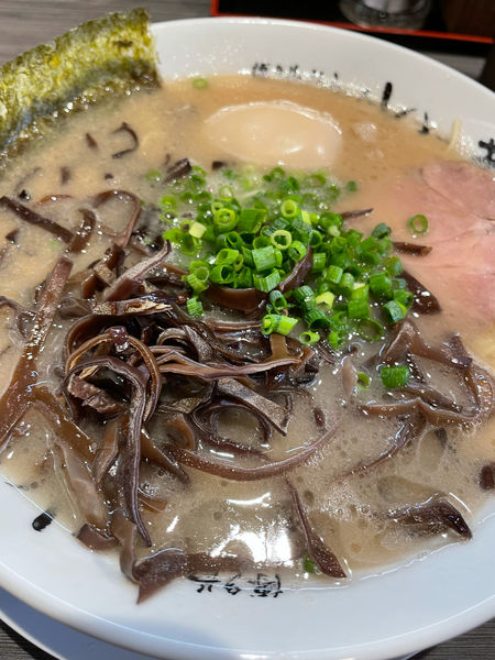 「らーめん　650円+キクラゲ+玉子」@博多長浜らーめん いっき 戸塚安行店の写真