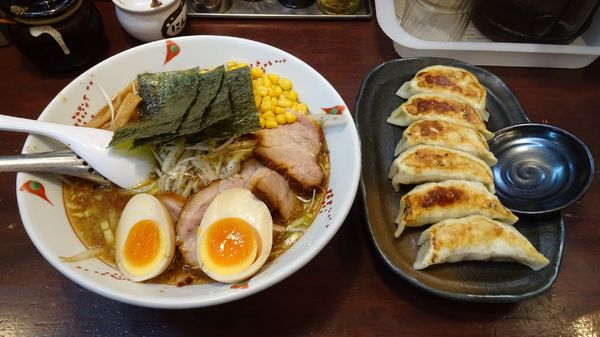 「まかないらーめん（1,140円）＋しそぎょうざ6（450円）」@らいおん 府中本店の写真
