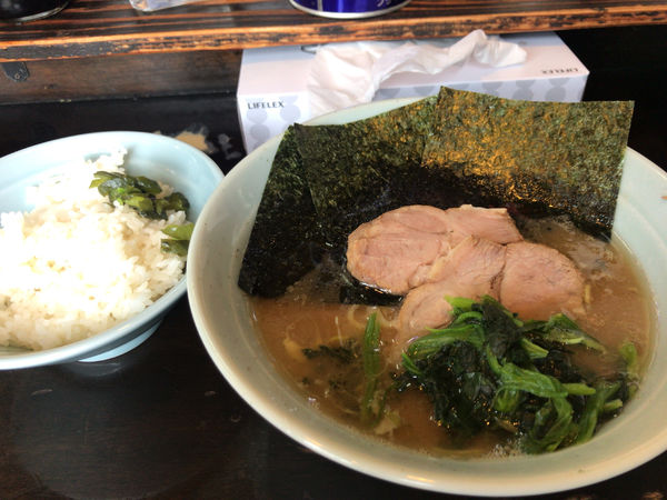 「ラーメン 並(濃いめ、多め)+無料ライス中 650円」@横浜ラーメン 武蔵家 三鷹店の写真