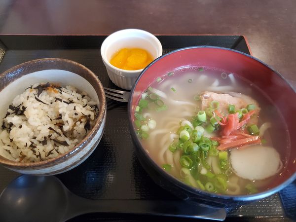 「沖縄そばとじゅうしーデザート付き」@ちばりよ食堂の写真