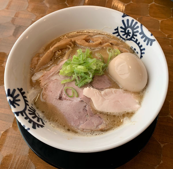 「濃い中華そば+味玉 ￥430(ラーメンウォーカークーポン)+￥1」@特級中華蕎麦 洋介の写真