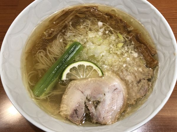 「塩らぁ麺(ぶしゅかん入り)」@支那そばや 東京ラーメンストリート店の写真