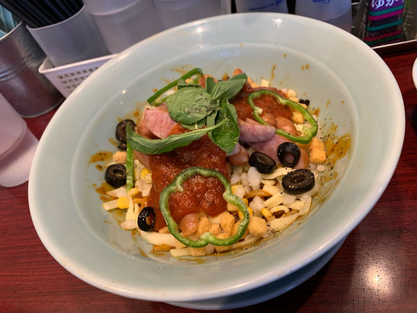 「【気まぐれ限定】シャウエッセンのピザまぜそば」@佐野らーめん 湧の写真