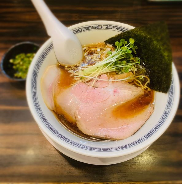 「醤油（細・麺固め￥750）」@稲荷屋の写真