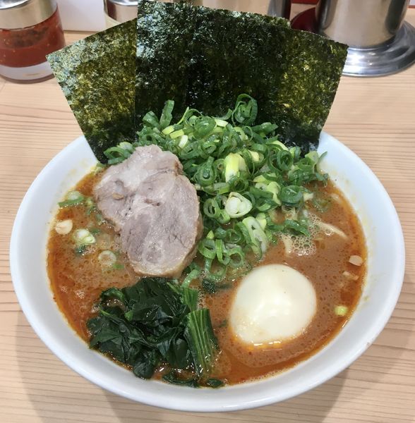 「激辛ラーメン 中辛+九条ネギ+味玉」@ラーメン北里家の写真