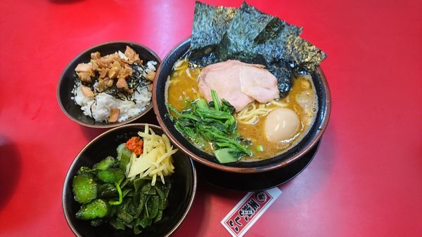 「醤油豚骨ラーメン￥730大盛￥200茎ワカメ￥110味卵」@家系ラーメン 王道 いしいの写真