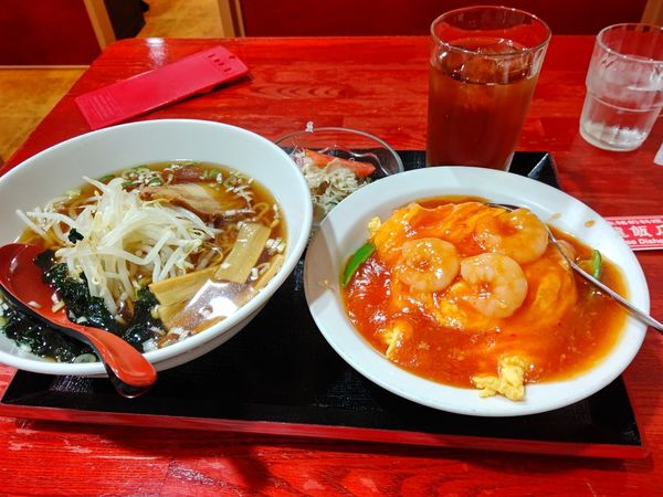 「おすすめメニュー(1醤油ラーメン＋エビ玉丼のセット)980円」@中国本場的料理 華龍飯店 高崎モントレー店の写真