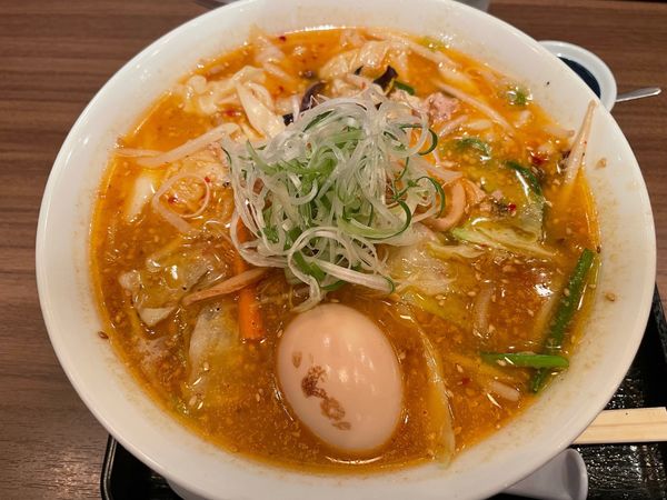 「煮玉子拉麺(1,020円)」@けやき 新千歳空港店の写真