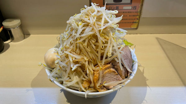 「味玉らーめん(固め、カラメ、ヤサイマシマシ)」@らーめん 陸 尾山台店の写真