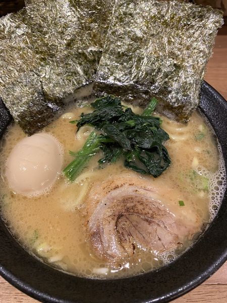 「豚骨醤油ラーメン＋味玉」@横浜家系ラーメン 石川家の写真
