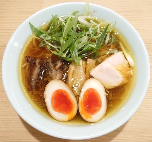 「笠岡らーめん 醤油 味玉入り 並盛＋九条ネギ」@笠岡らーめん TAKETONBOの写真