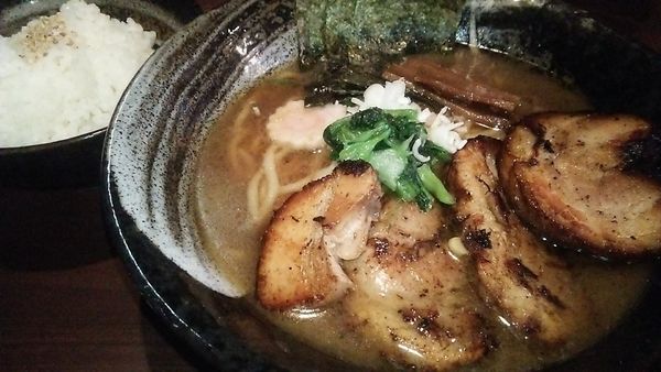 「チャーシュー麺 980円+ライス小 100円」@麺屋 金獅子の写真