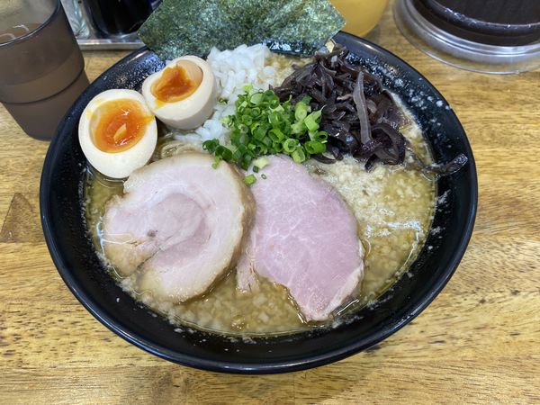 「背脂煮干し味玉ラーメン　大盛」@中華蕎麦 丸め 東久留米店の写真