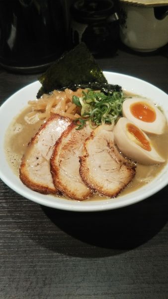 「やりすぎ煮干しラーメン」@とんこつらーめん俺式 純 東京ラーメンストリート店の写真