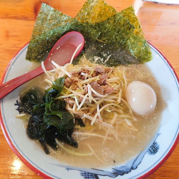 「ネギ塩ラーメン850円　味玉＝モーニングサービス」@椿 ラーメンショップ 木立店の写真
