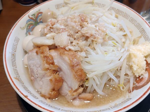 「小ラーメン（麺少なめヤサイニンニクアブラ）＋うずら」@豚山 大森店の写真
