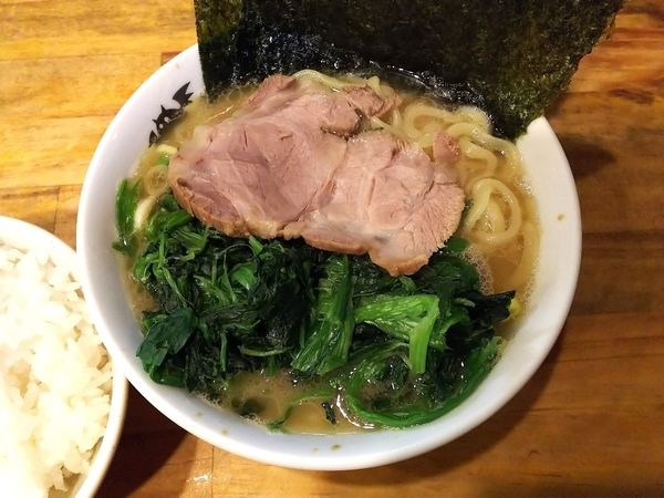 「ミニラーメン＋ほうれん草多め＋ごはん　550＋200円」@洞くつ家の写真