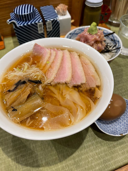 「鴨ワンタン麺とトロたく丼」@らーめん 鴨to葱の写真
