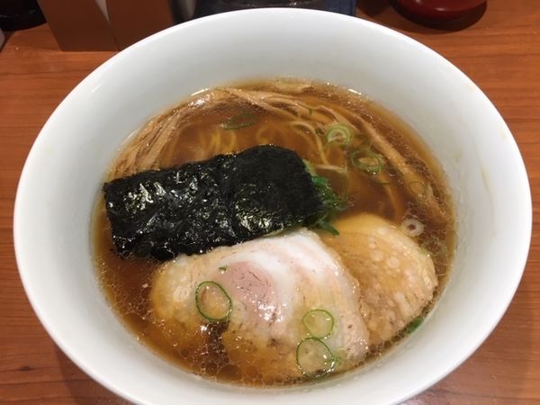 「醤油らぁ麺」@支那そばや 東京ラーメンストリート店の写真