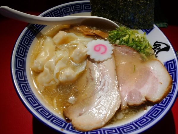 「塩ワンタンメン（930円）＋ミニ牛すじカレー（300円）」@風は南からの写真