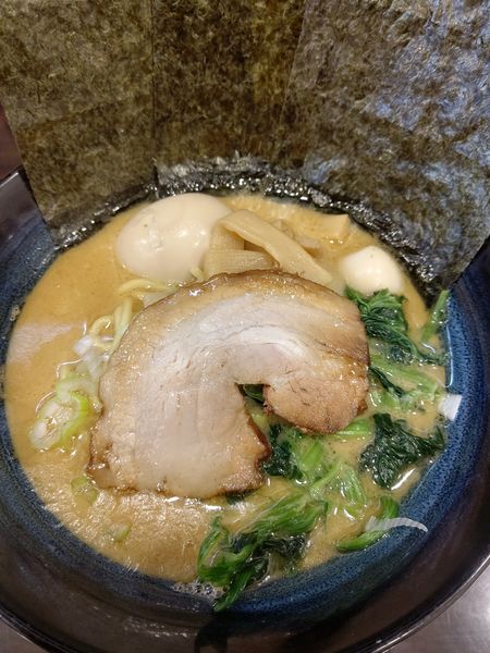 「醤油豚骨+煮玉子」@麺屋 王道の写真
