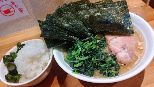 「ノリラーメン７９０円&ホウレン草１００円」@横浜家系ラーメン おか家の写真