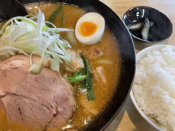 「ホルモンみそラーメン」@らーめん・ぎょうざ 福助の写真