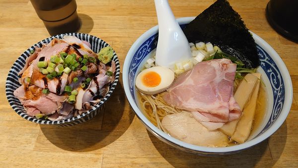 「煮干しそば（白醤油） 700円 + チャーシュー丼 450円」@寿製麺よしかわ 坂戸店の写真