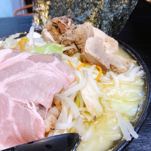 「塩野菜ラーメン、ウズラ、味玉、レアチャーシュー、ぶつ切りチャーシ」@横浜家系ラーメン 源絆家の写真