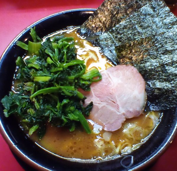 「ラーメン　中盛　+ ほうれん草」@家系ラーメン とらきち家の写真
