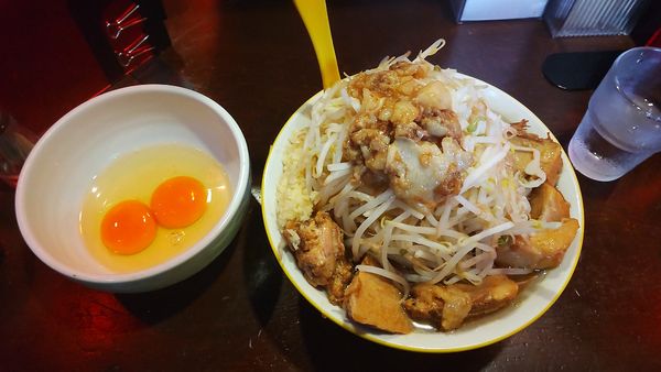 「小豚ラーメン(豚４枚入りと生卵と味玉)」@ラーメン イエロー 新宿御苑前店の写真