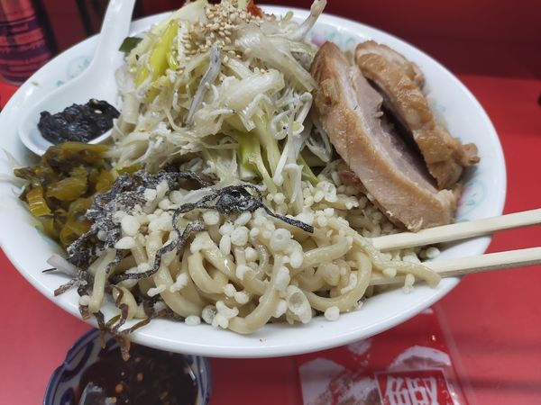 「冷生タマゴそば・麺増し600（大蒜・脂・唐辛子・鰹節・醤油）」@ハナイロモ麺 吉祥寺本店の写真