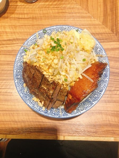 「油そば+ステーキ」@ラーメン燈郎の写真