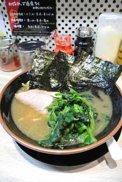 「ラーメン600円薄目ライス100円」@ラーメン桜道の写真