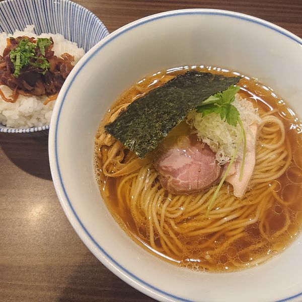 「煮干し醤油らぁ麺800円、信州産豚ﾁｬｰｼｭｰの佃煮ご飯」@らぁ麺  麦一粒の写真
