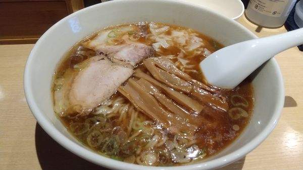 「中華麺（小）800円、ワンタン100円、生玉子50円」@笹塚 大勝軒の写真