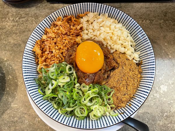 「煮干しまぜそば」@下品なぐらいダシのうまいラーメン屋 都島店の写真