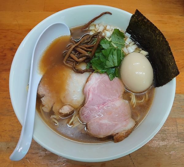 「天然醸造醤油ラーメン味玉入り(950円)」@ラーメン いいかおの写真