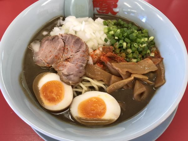 「鬼煮干しラーメン　￥８６０（JAF特典で味玉トッピング）」@ラーメン山岡家 愛知刈谷店の写真