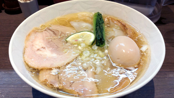 「【昼】塩ワンタン麺+名古屋コーチン味付玉子」@支那そばや 本店の写真