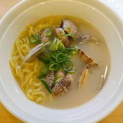 貝の塩ラーメン 330円など