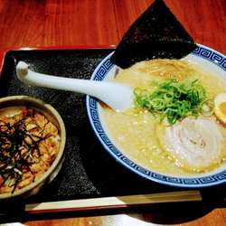 葱チャーシュー丼セット(豚骨醤油)　８８０円