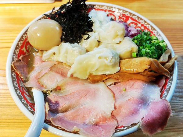 「味玉激煮干しそば（花びらチャーシュー＋海老ワンタン）」@純水煮干し中華そば 匠庵の写真