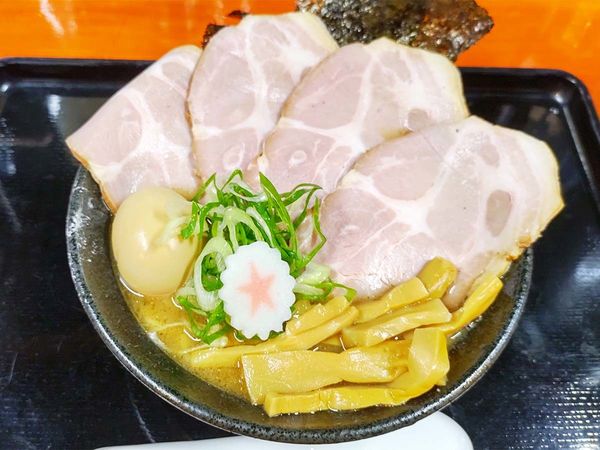 「マル得魚介豚骨ラーメン（麺大盛り）」@まぐちゃんラーメン 響が丘店の写真