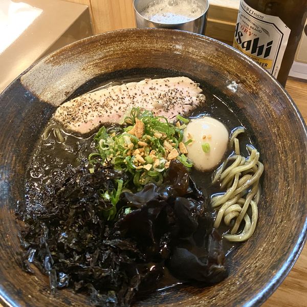 「黒中とんこつラーメン＋スーパードライビール（小ビン）」@らーめん 月の兎影の写真